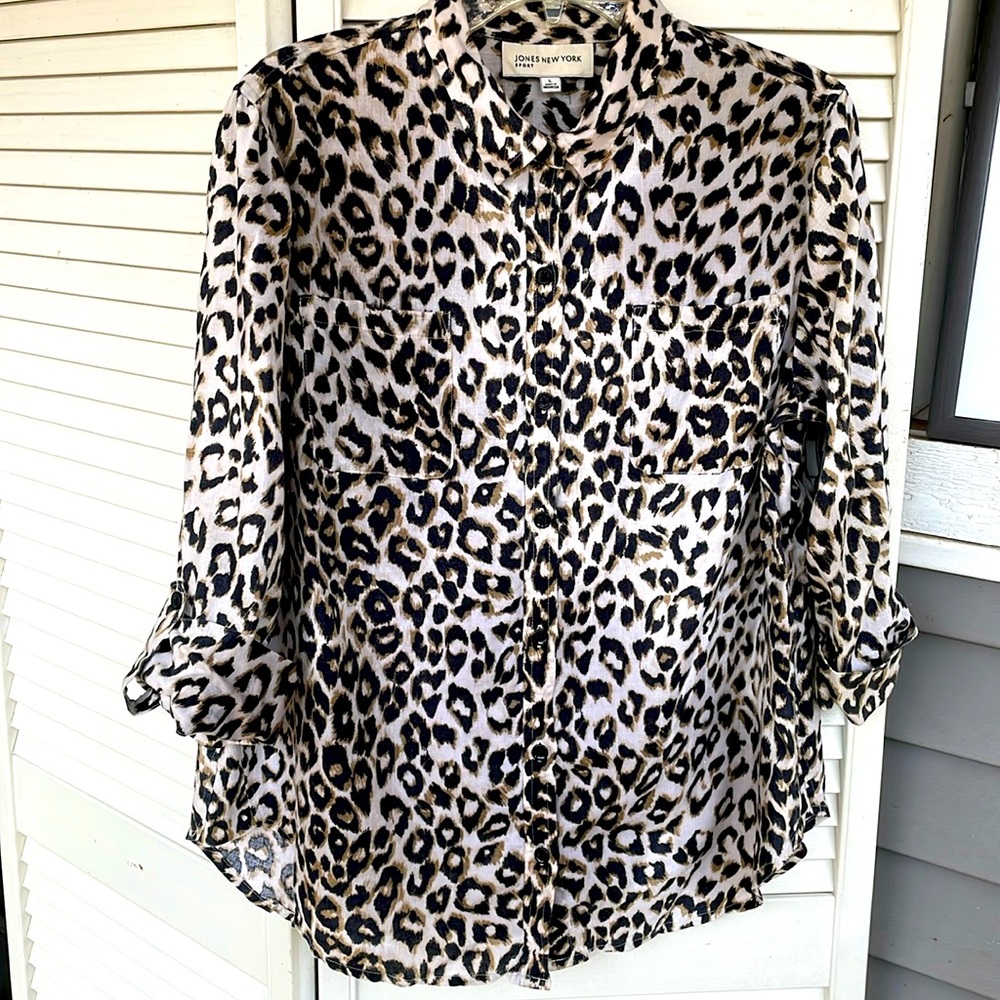 Jones New York Sport button down pocketed shirt. Size: LARGE GREAT WITH JEANS! - Picture 1 of 7